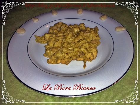 In primo luogo, sbucciare e tritare l'aglio. Spezzatino di pollo con salsa all'uovo e mandorle ...