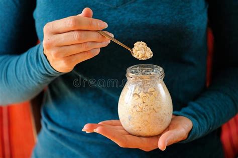 Le Mani Snelle Della Donna Che Tengono Barattolo E ...