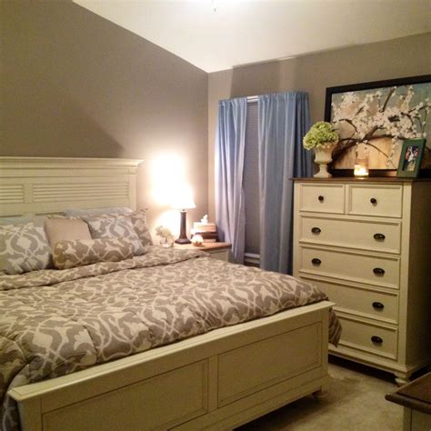 Distressed white bedroom furniture is as authentic as it is classy, with this design suiting a decor style of earthy tones, as well as duck egg blues and olive greens. Grey beige bedroom... Aka greige :) Distressed off white ...