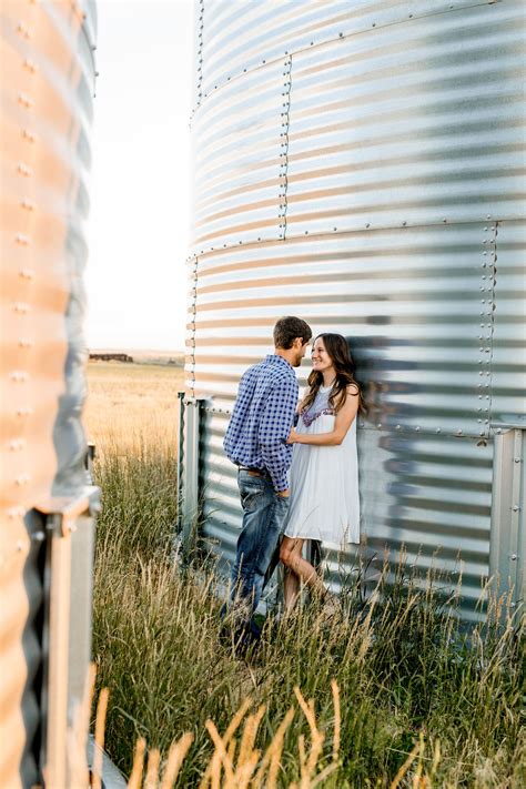 Farm Engagement Session Ideas In 2020 Country Engagement Pictures