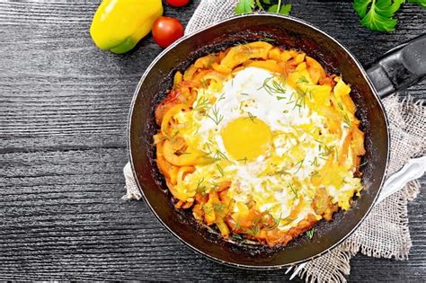 Huevos Fritos Con Tomate Pimiento Cebolla Y Hierbas En Una Sartén Sobre Arpillera Perejil