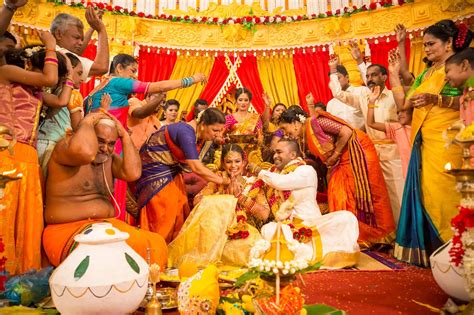 Adat memakai pada yang sesuai, adat duduk. adat resam perkahwinan agama hindu: adat resam perkahwinan ...
