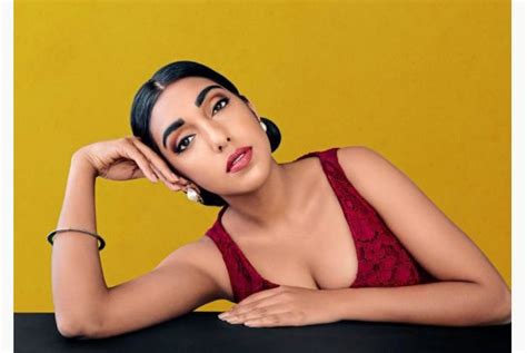 'milk and honey' takes readers through a journey of the most bitter moments in life and finds sweetness in them because there is. Rupi Kaur lança seu segundo livro de poesia "O Que o Sol ...