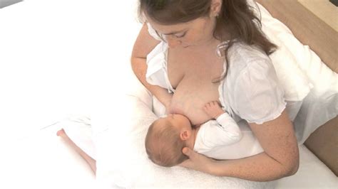 Lactancia materna en posición de caballito. 5 Posiciones y pasos para una lactancia materna exitosa