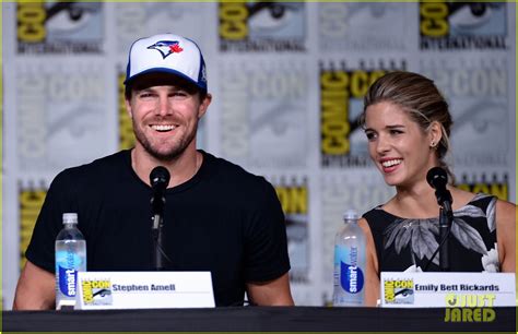 Stephen amell and robbie amell cheesecake | arrow. Stephen Amell & Emily Bett Rickards Reveal 'Arrow' Season ...