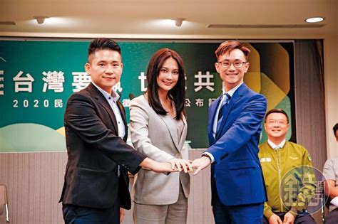無黨籍的賴品妤，今天現身民進黨中央接受徵詢，對於是否參選，她說「責任重大，無法馬上給大家一個答案」。 видео 還有奇兵？ видео 還有奇兵？ 民進黨鎖定賴品妤出戰汐止－民視新聞 канала 民視新聞網 formosa tv news network. 【綠鮮肉護盤2】1哭2「頭入」 綠2女神刺客有勝算
