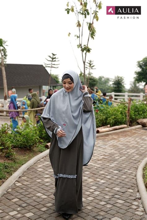 Sebenarnya kita sebagai umat manusia memang dianjurkan untuk mengenakan pakaian terbaik saat beribadah menghadap allah s.w.t. Baju Gamis Aulia Terbaru 2020 | Jilbab Gallery
