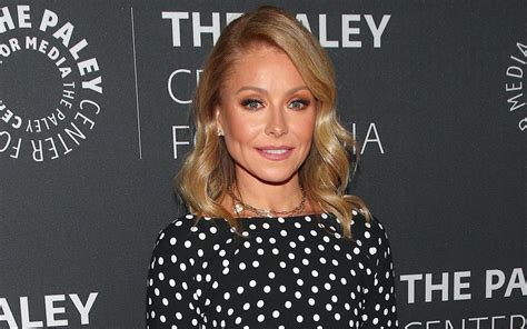 Kelly Ripa Says She Uses Her Daughters Self Tanner As Makeup While