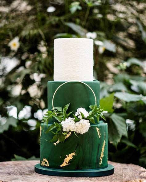 Pin By Liline Narcissa On Wedding In 2020 Green Wedding Cake Gold