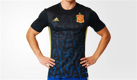 Juni in diesem trikot auflaufen? Spanien EM 2016 Aufwärm-Trikots enthüllt - Nur Fussball