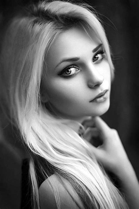 Black and white pictures of women. 🍑🍑🍑🍑🍑🍑🍑🍑 Pinterest @Azz4Days | Black and white portraits ...