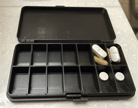 Compact weekly pill box - without letters by paaris | Download free STL