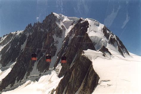 Vuoi godere della luce dei ghiacciai del monte bianco al sorgere del sole? La traversata del Monte Bianco in funivia