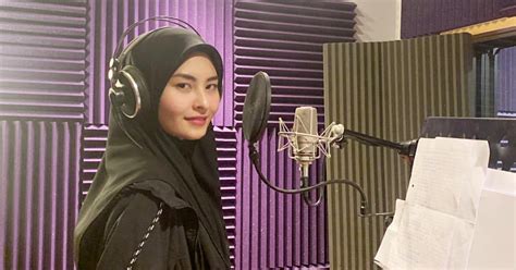 Kamu juga bisa download secara legal di itunes untuk mendukung artis agar terus berkarya. OST DRAMA CURI-CURI CINTA | Lirik Lagu Terlalu Memuja-Wany ...