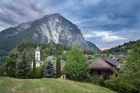 Деревня в Альпах на закате стоковое фото изображение насчитывающей