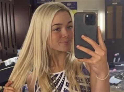 Lsu Gymnast Olivia Dunne Poses In Mirror Selfies Showing Off In A