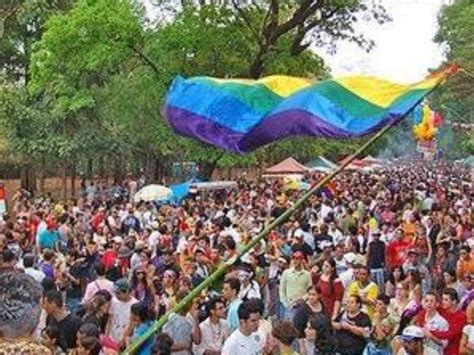 g1 parada do orgulho lgbt pede mais respeito com travestis e transexuais notícias em goiás