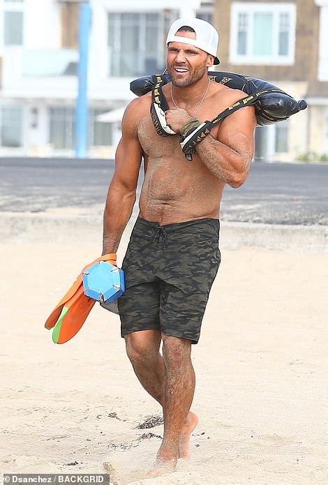 Baywatch S Jeremy Jackson Works Out While Ex Wife Digs Through Trash Daily Mail Online