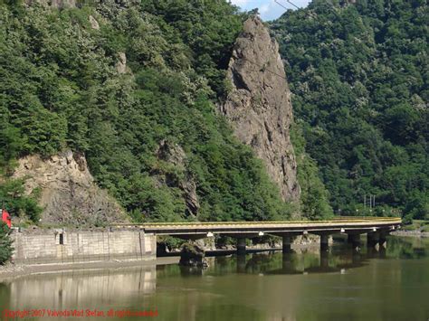 20 km nord de rm.valcea, a fost ctitorita. Exercitii limbaromana: compunere--Întâmplare petrecută ...