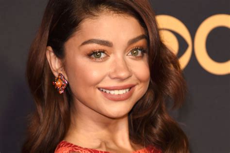 Sarah Hyland Suffers A Wardrobe Malfunction At The Emmy Awards Who