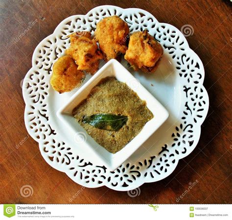 Biuli Urad Daal Vada With Green Chutney Stock Image Image Of Mint
