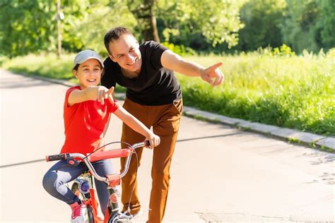 Feliz Padre De Familia Enseña A Su Hija A Andar En Bicicleta En El