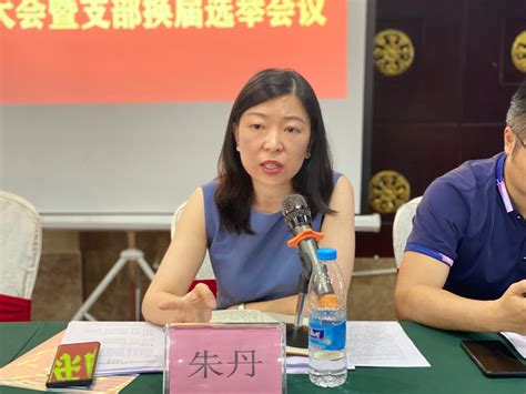 俄罗斯公司由股东会和执行机关（独任制公司执行机关为总经理或委员会制管委会）进行管理。 在公司中设立董事会 的情况下，其所赋予的职能与其说是管理，不如说是监督。 除根据授权的情形之外，董事会董事不能代理公司。 管委会成员为公司员工. 中国民主同盟