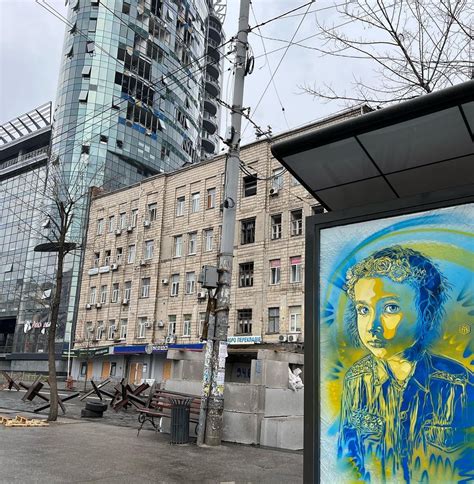 Le Street Artiste C Peint Sur Les Murs D Truits De Kiev En Signe De