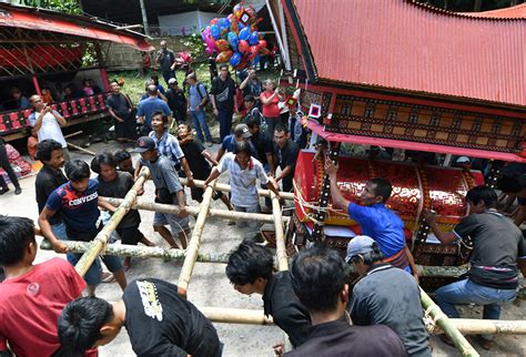 Begini Prosesi Ritual Rambu Solo Tradisi Pemakaman Suku Toraja Riset