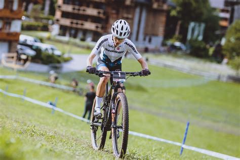 A l'âge de 21 ans, la. Loana Lecomte wins short track in Leogang World Cup ...