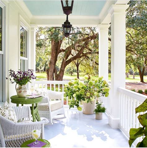 We have decided to start. 30+ Gorgeous Farmhouse Front Porch Design Ideas / FresHOUZ.com