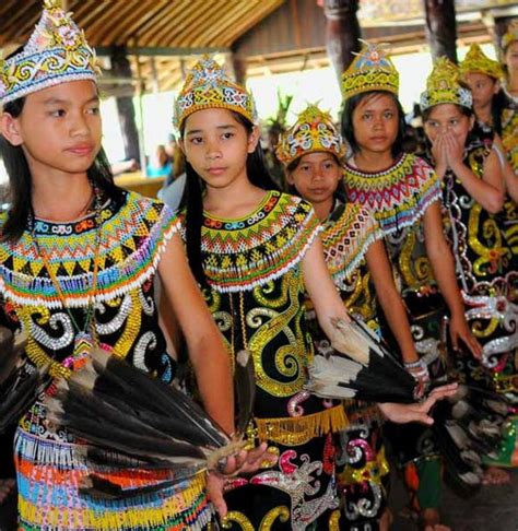 Pakaian Adat Kalimantan Barat Gambar Dan Keteranganny