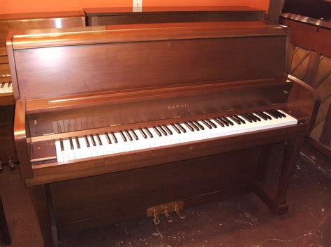 An upright piano can weigh anywhere from 300 to 900 pounds (136.1 to 408.2 kilograms).1 x research source moving anything of this size calls for several people to help with the move. Upright Pianos Marietta | Atlanta Keyboard Consultants