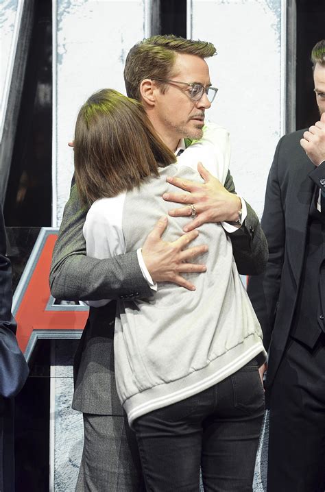 Awkward Celebrity Hugs Thatll Make You Feel Uncomfortable