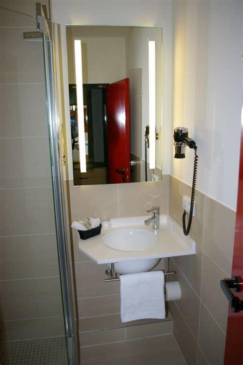 Diese kann je nach hotel variieren und sich zum beispiel auf die zimmergröße, den ausblick oder das mobiliar beziehen. Hotelbadezimmer
