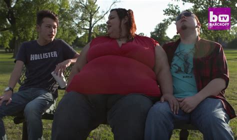 Pesant plus de 300 kg, elle mange pour devenir la femme la plus grosse