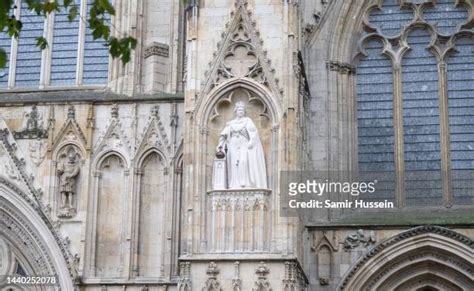 Statue Of Elizabeth Ii York Minster Foto E Immagini Stock Getty Images