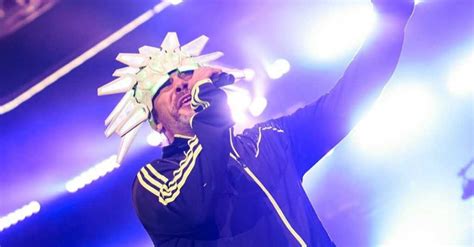 Jamiroquai Ubah Lirik Lagu Lets Dance David Bowie Menjadi Lockdown Pantau