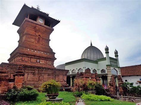 Di indonesia, dikenal 2 macam bunga asoka ini, yaitu pohon asoka yang tumbuh menjulang tinggi tanpa ranting (polyalthia longifolia) dan bunga asoka biasa (polyalthia sp.) yang. Yuk Jawa Tengah: Masjid Kudus