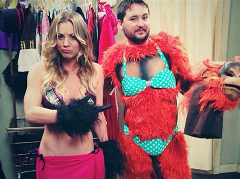 Kaley Cuoco Flaunts Hot Bikini Bod On Big Bang Theory
