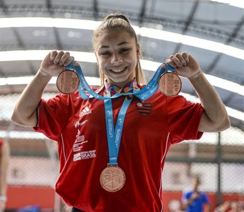 Nanjing, çin 2014 yaz gençlik olimpiyatları ve rio <29'daki 2016 yaz olimpiyatları 'da brezilya 'ı temsil etti.>. Flavia Saraiva é indicada a ATLETA DA TORCIDA - Fla Miami