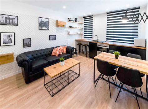 Loft is located in the former textile factory called danilovskaya manufacture and it is really an unique place to live in. Decoración de salón tipo loft con estilo #industrial . El ...