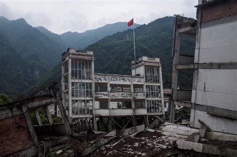 Foto di una città distrutta da un terremoto 10 anni fa ...