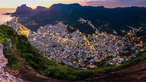Vue Panoramique De Favela Rocinha En Rio De Janeiro La Nuit Image