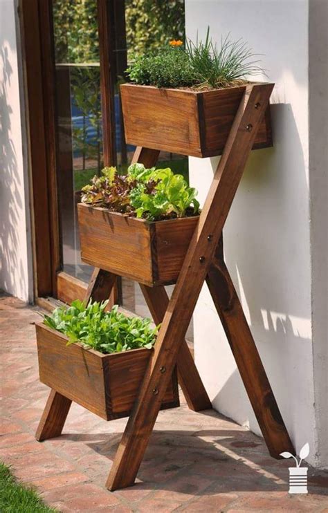 This diy hydroponic vertical garden is made of glass bottles and serves the purpose. Modern and Creative Vertical Planter Displays You Have To ...