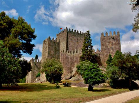 The cradle city of the country Dystrykt Braga, Droga, Guimarães, Zamek w Guimaraes, Portugalia, Trawnik, Drzewa