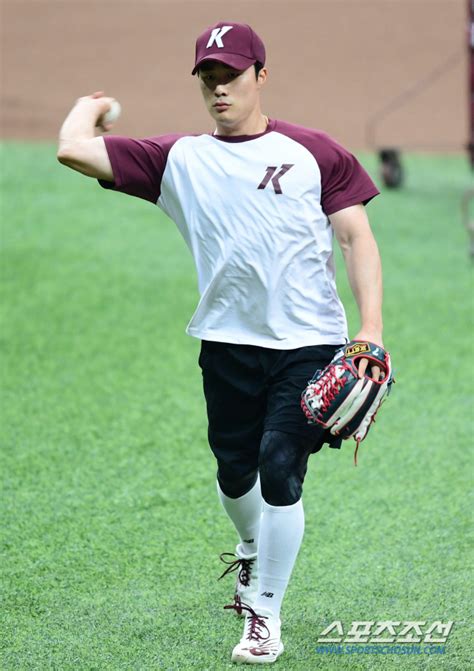 김하성 mlb 진출 이후 최고 명장면. 포토 김하성 '송구를 정확하게~'