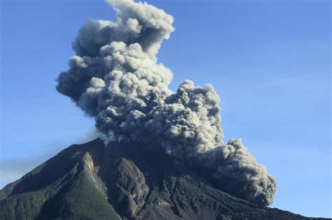 Vulkan Sinabung Schießt Asche Einen Kilometer Hoch