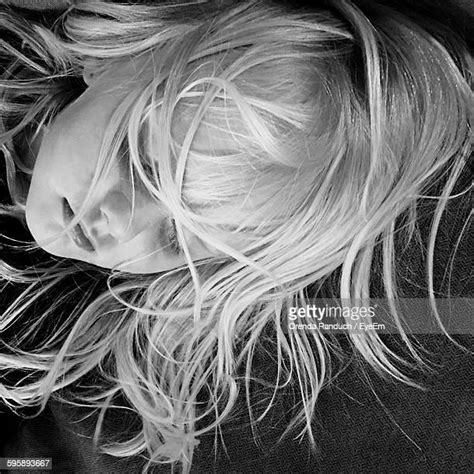 Messy Bed Hair Stockfotos En Beelden Getty Images