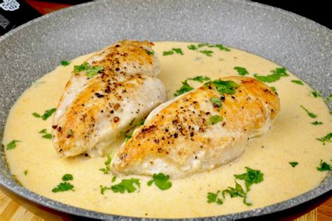 Hähnchenbrust in einer Knoblauch Parmesan Sauce